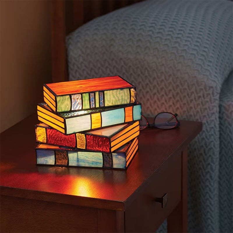 Lamp gebrandschilderd glas met gestapelde boeken